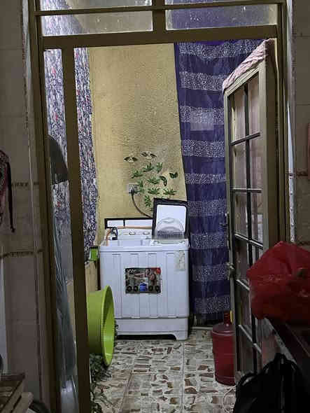 السلام عليكم بيت للبيع مساحة 300 م زراعي سند 25 
يحتوي ع حديقة 🌱
كراج سيارة 🚙 
أربع غرف نوم 
طابقين الطابق الارضي مطبخ واستقبال وصاله كبيرة وغرفتين ويحتوي ع تواليت داخلي وحمام داخلي 
الطابق الأول غرفتين وصاله كبيرة وحمام داخلي بس ارضية ماكامل #الموقع حي البتول الجسر الفرنسي السدة الي قبل الجسر مجمع طيبة السكني 
السعر خاص  هـ ***********
