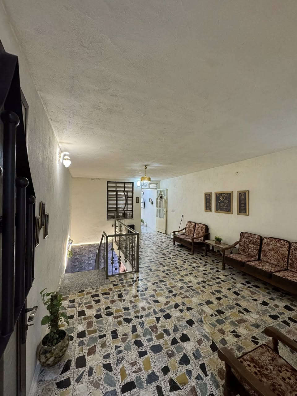 ⸻

🏡 فرصة مميزة للبيع – حي البساتين

دار سكني للبيع بموقع جداً مميز 📍
📌 حي البساتين – شارع التكاتك (أول مدخل على اليمين)
قريب جداً من الشارع العام وشارع عريض

🔹 المواصفات:
 • المساحة: 115 م²
 • الواجهة: 5 متر
 • نزال: 23
 • عدد الغرف: 3 غرف كبار
 • بيتونة قابلة للتحويل إلى غرفة كبيرة

🔹 البناء:
 • بناء حديث ✨
 • سيراميك جدران + أرض كاشي

🔹 الخدمات:
 • تبليط
 • مجاري
 • كهرباء
 • إنترنت

🔹 السند:
 • طابو 25 رسمي

🔹 مميزات إضافية:
 • مجهز بالكامل للسكن 🏠
 • يحتوي على:
 • ماطور
 • سخان
 • تانكي عدد 2
 • يتم تفريغ البيت خلال وقت قصير

💰 السعر: على الاتصال
📞 للاستفسار: ***********
