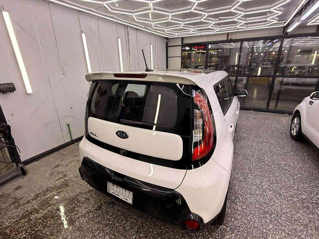 السلام عليكم كيا صول 2015 رقم بفداد تحويل اسمي وارد امريكا حادث جاملغ وبنيد وهنا صار بيه باب ادامه كامله من كلشي كير ومحرك بشرط  مواصفات 
⚫️بنراما 
⚫️بصمه تشغيل 
⚫️ كشنات جلد + تدفى وتبريد 
⚫️ كشن السائق كهرباء 
⚫️ شاشه جبيره تدعم الكار بلي 
⚫️ محرك 2000 
⚫️ فول تحكم ستيرن 
السياره مواصفاتهه كلش قويه السعر 120 ورقه وبيه مجال شي بسيط مكان السياره بغداد *********** بغداد, العراق

