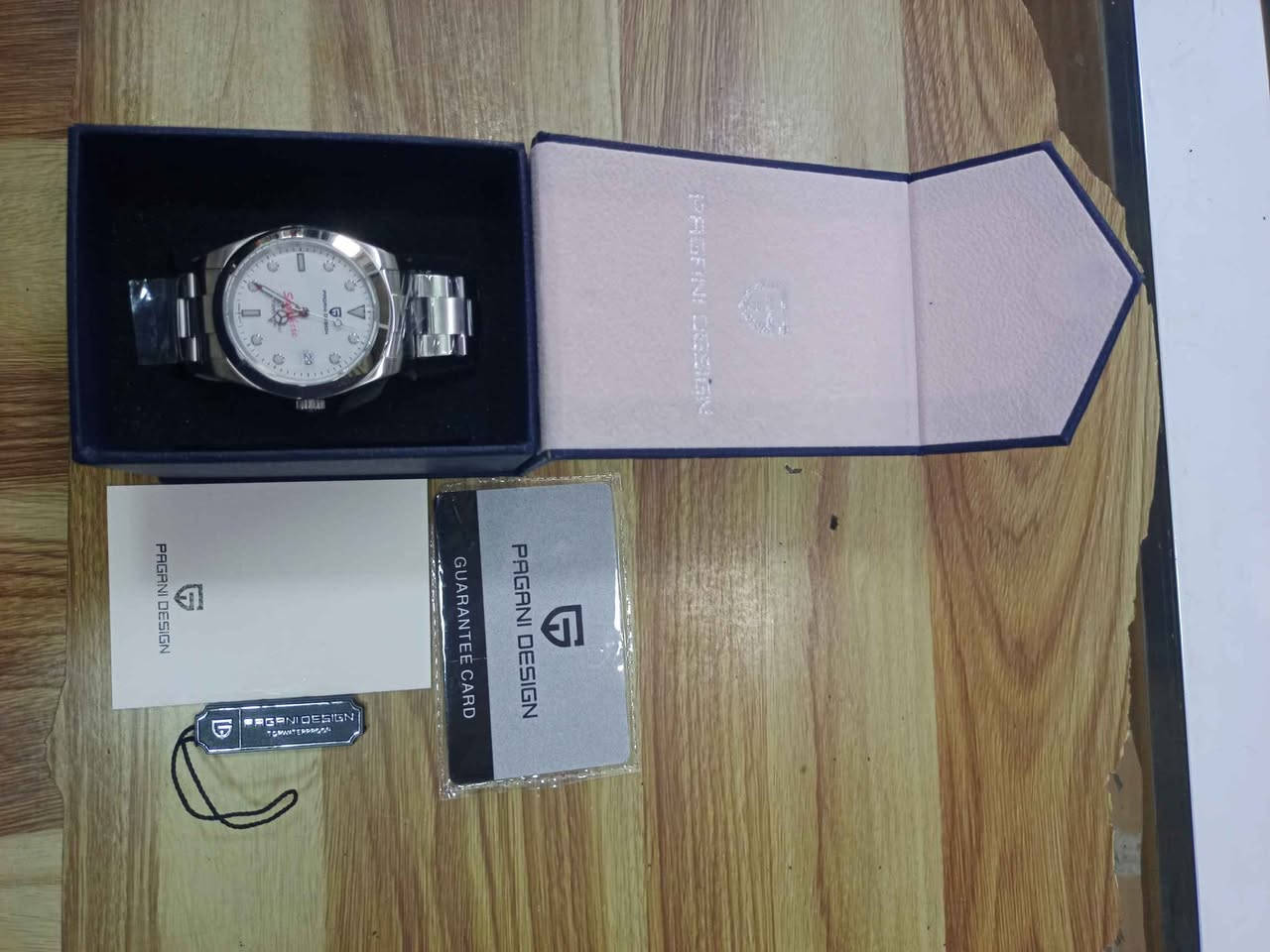 هذه الساعة هي من علامة باجاني ديزاين (Pagani Design)، وتحديداً الموديل PD-1692 (أو PD-1716 في بعض الإصدارات). تُعرف هذه الساعة بكونها "تحية" (Homage) لتصاميم كلاسيكية شهيرة مثل "رولكس إير كينج". 
إليك أبرز المواصفات الفنية لهذه الساعة:
المحرك (Movement): تعمل بحركة أوتوماتيكية يابانية الصنع من نوع Seiko NH35A، وهي حركة ميكانيكية تُشحن ذاتياً من خلال حركة اليد ولا تحتاج لبطارية.
المواد: الهيكل والسوار مصنوعان من الفولاذ المقاوم للصدأ (Stainless Steel 316L) المتين.
الزجاج: تأتي مزودة بزجاج من الياقوت (Sapphire Crystal) المقاوم للخدش بشكل كبير.
مقاومة الماء: تتمتع بمقاومة عالية للماء تصل إلى 200 متر (20 بار)، مما يجعلها مناسبة للسباحة والغطس.
الأبعاد: يبلغ قطر علبة الساعة حوالي 40 ملم تقريباً (أو 39.7 ملم حسب الإصدار). أربيل, العراق


**إذا كنت صاحب هذا الإعلان وتريد حذفه لأي سبب، رجاءا أرسل رسالة إلى الدعم الفني**