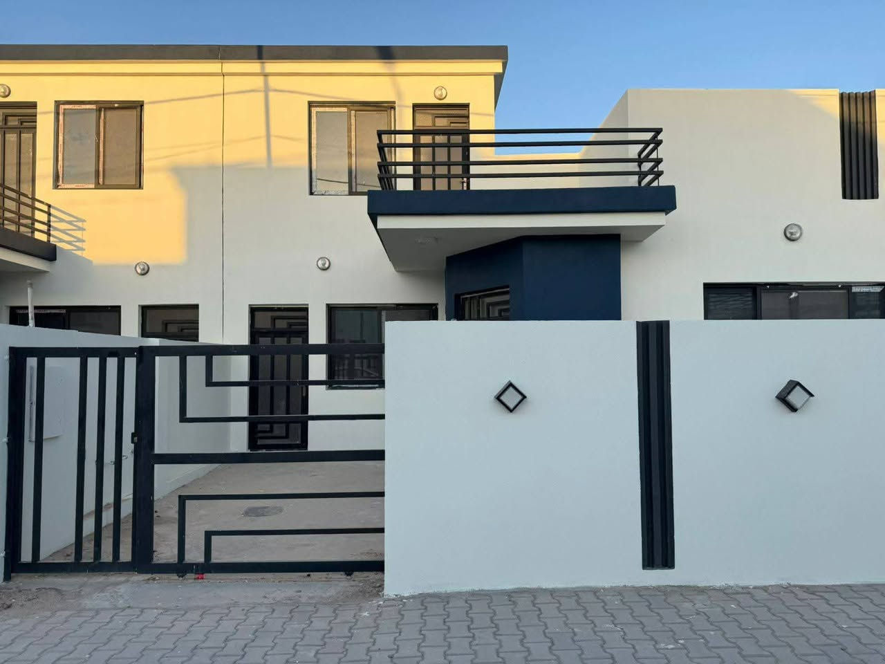 دار للبيع مجمع نخيل مرحله ثانيه 
جاهز لسكن 
مطلوب للمصرف 115
واصل لشركه 47 
لتطلوعه 22 وبيهه مجال بصيط 
مساحة 200متر طابق ونص
البيت مكون من ٣غرف نوم
استقبال وصاله عدله
مطبخ و٣مجاميع صحيه وگراج وحديقة
تجاري مقابل الأسواق مال المجمع
لستفسار 
***********
