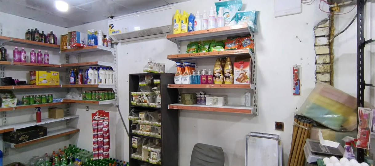 السلام عليكم ارفوف كامله 8متر خمس طوابق ورفوف جام تعليك للبيع عنواني بغداد البياع الرساله الثالثه رقم التيلفون : ***********
