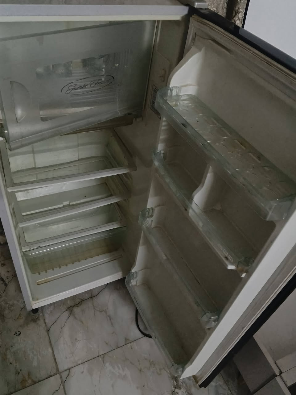 ميز فقط بدون بلازمه سعره 40 وثلاجه 100قفل يحتاجلهه تبديل ماطور ***********
