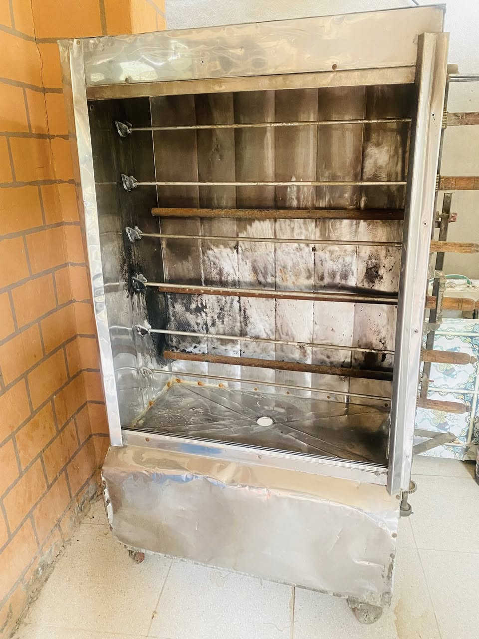 سلام عليكم 
شوايه دجاج 6 اشياش نضيفه جام ماطور كامله 
مكاني ديالى ومتوفر توصيل 🚚
للستفسار الاتصال ع الرقم ***********
