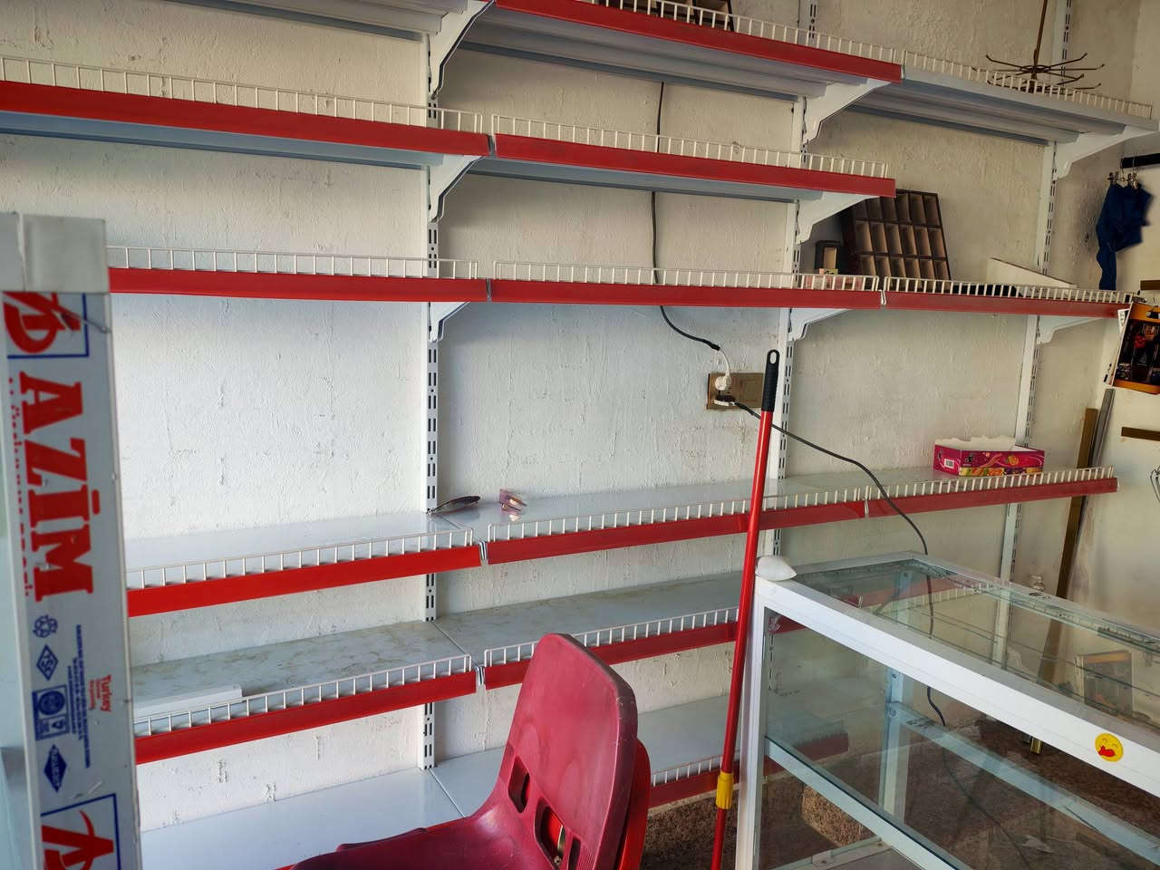 السلام عليكم سبلت 2طن وثلث 
الوادي الواحة جديد مستعمل شهرين  فقط جديد النضافة 100% يتكون بواري +قطعة خارجية +قطعة داخلية +ريمونت +حمالة خارجية +حمالة داخلية رايده قفل 525 الف  الشراي يتفضل خاص تحياتي لكم جميعا 🌹
مع رفوف حديد متكون من 18 خانة متر قياسها وميز جام جديد عدد 2 للاستفسار ولاتصال ***********
العنوان ميسان
