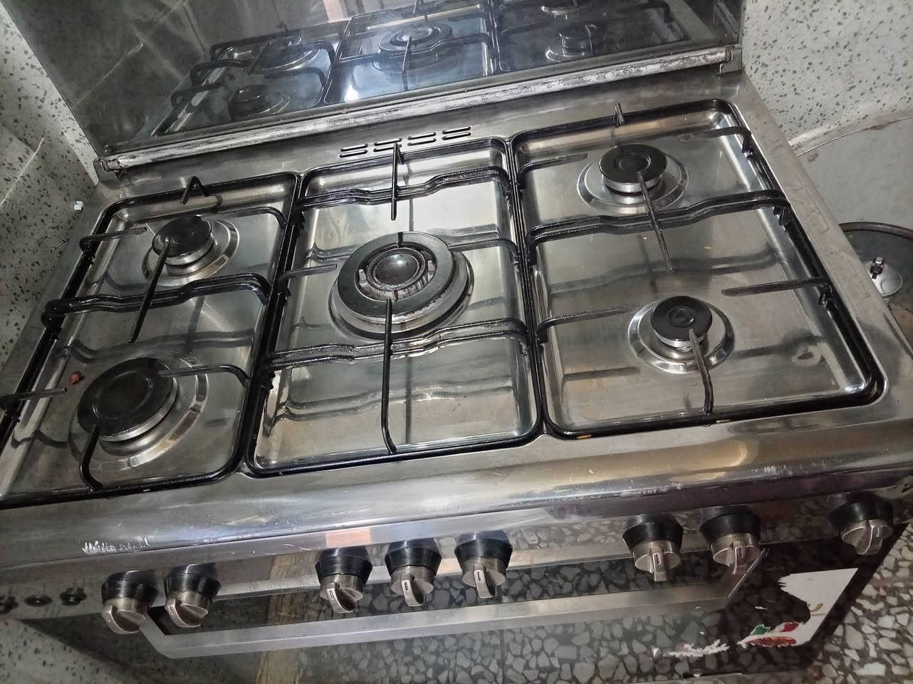 عندي طباخ ابو الخمسه ديالك لاصلي اريده 170 بي مجال بس نار البنص حمره والباقي خظره ***********
