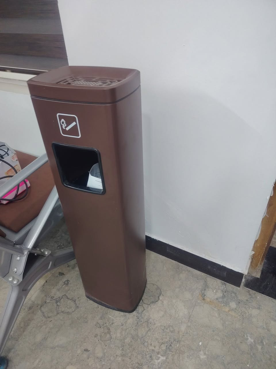 تحية طيبة 
يتوفر اثاث عيادة للبيع مستعمل بحالة ممتازة 
كراسي انتظار ثلاثية عدد 3 سعر الواحدة 80
سلة نفايات عدد 2 سعر الواحدة 30
كاتري عدد واحد سعره 40
اوفن عدد واحد سعره 40
ترولي عدد واحد سعره 60
للتواصل ***********
