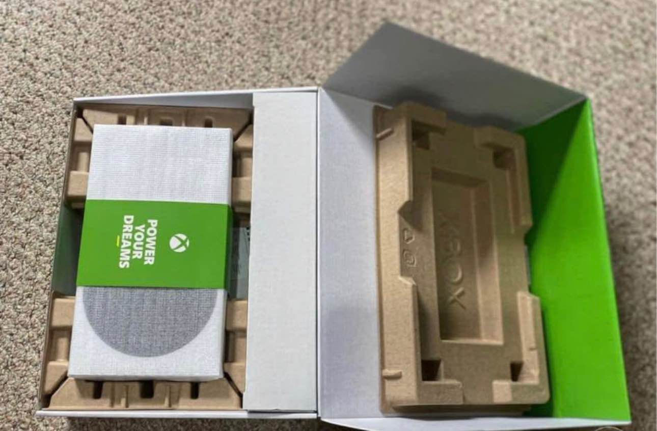 Brand NEW, I got it as a gift but i have a PS5 so this is no use for me 

CPU: Eight-core 3.6GHz (3.4GHz with SMT) custom AMD 7nm.
• GPU: 4 teraflops at 1.550GHz.
• RAM: 10GB GDDR6.
• Framerate: Up to 120 fps.
• Resolution: 1440p with 4K
upscaling.
• Optical: No disk drive.
• Storage: 512GB NVMe SSD.

270$ negotiable أربيل, العراق


**إذا كنت صاحب هذا الإعلان وتريد حذفه لأي سبب، رجاءا أرسل رسالة إلى الدعم الفني**