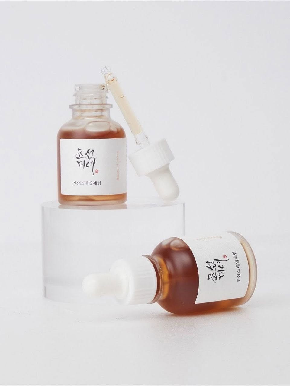 ✨سيروم ريفايف (Revive Serum) من ماركة "بيوتي أوف جوسون" (Beauty of Joseon)،  منتج كوري يجمع بين الطب التقليدي (الهانبانغ) والتركيبات الحديثة. 

✅المكونات الأساسية وفوائدها:-
✔️مياه جذور الجينسنغ (63%): تعمل كمضاد قوي للأكسدة، وترطب البشرة بعمق، كما تساعد في تحسين مرونة الجلد وتقليل ظهور الخطوط الدقيقة.
✔️مخاط الحلزون (3%): يساعد في ترميم البشرة التالفة، وعلاج الندبات، وتعزيز نضارة البشرة ومرونتها.
✔️النياسيناميد والأدينوزين: يعملان معاً على توحيد لون البشرة، وتفتيح التصبغات، وتقليل التجاعيد. 
✔️ مناسب لجميع أنواع البشرة، بما في ذلك البشرة الحساسة.
✔️ مثالي للبشرة الباهتة، المجهدة، التي تعاني من فقدان المرونة، أو التصبغات، أو آثار الحبوب.

#الاصلي المنشأ كوريا 🇰🇷💯
للحجز والاستفسار تواصل معنا عبر الماسنجر ☎️
🚕يوجد خدمة توصيل لجميع محافظات العراق  🚕


**إذا كنت صاحب هذا الإعلان وتريد حذفه لأي سبب، رجاءا أرسل رسالة إلى الدعم الفني**
