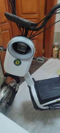 دراجة شحن • ٥٠٠ واط • بطاريات ناقصة