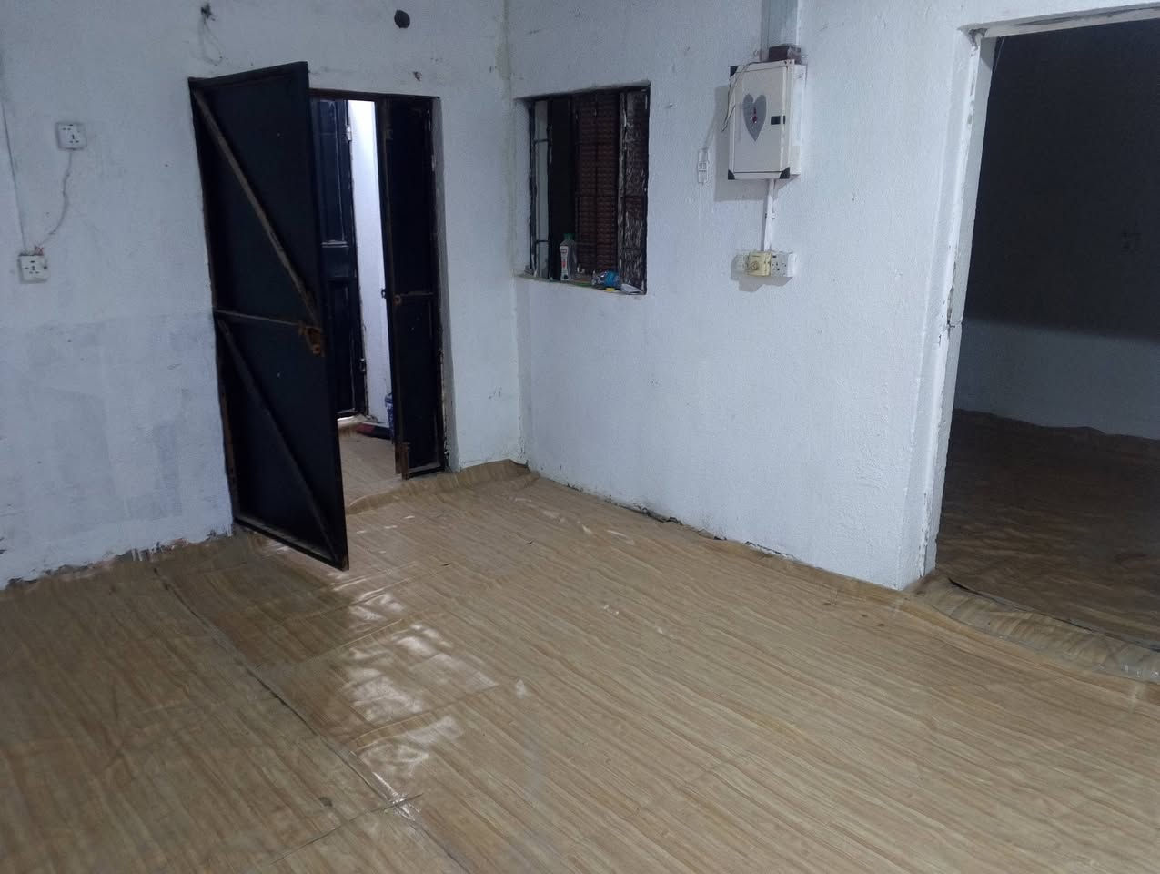 السلام عليكم بيت المساحه 100 متر على شارع حمدان يتكون من غرفين ومطبخ وصاله البيت جاهز للسكن السعر 36 مليون *********** ( ملاحضه لارض بلديه داخل بالتخطيط العمراني يعني ماعليه شئ)
