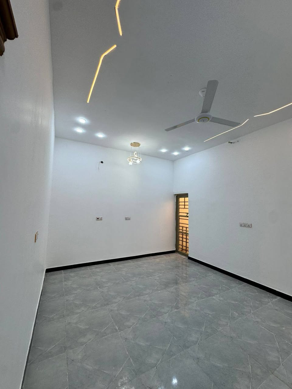 دار سكن حديث. البصرة أبي الخصيب محليه.  قرب مدينه الأندلس. 
المساحه 250م
3 غرف منام
نوع العقار طابو زراعي ملك صرف.  
السعر 130 قابل. للتفاوض.
***********
