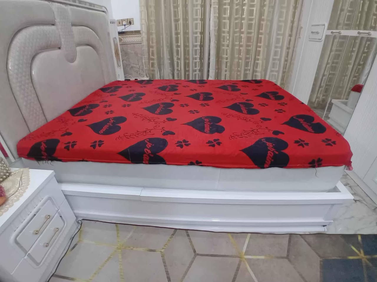 للبيع دوشك قياس طول ٢م وعرض ١.٦٥م وارتفاع ٣٠ السعر ٩٠
كاربد تركي نظيف قياس ٣×٥ السعر ٤٠
