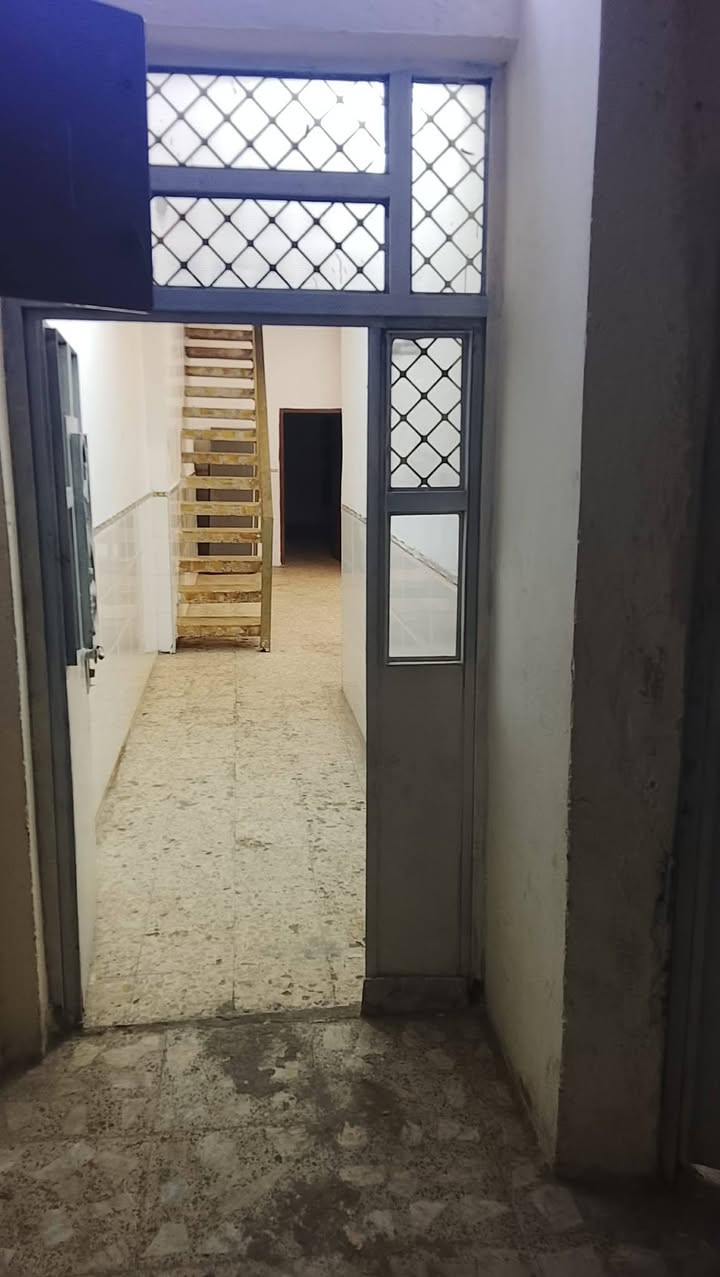 السلام عليكم بيت للبيع مساحة 100
3طوابق يحتوي على 4غرف العنوان قرب مرطبات البانده الفرع الأول مقابل الملعب للستفسار ***********
