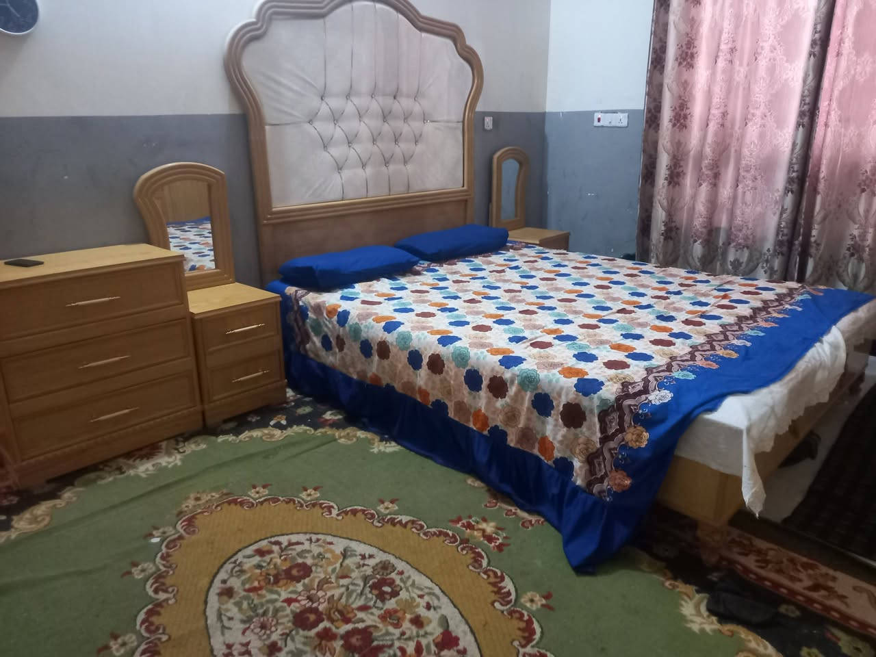 السلام عليكم
غرفه للبيع نوع سنديان ٥ملم 
استخدام كلش قليل السعر ١٥٠٠٠٠٠وبي مجال مكاني الدوره 
***********
