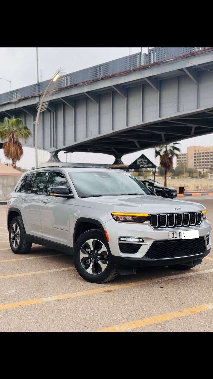 Jeep (4xe ) 2024🔥♥️
المحُرك : 2000 تيربو +هايبرد + كهرباء 
العداد 50 الف مايل 
مقاعد : 5 راكب 
رقم : بغداد الرقم ألجديد
لون : رصاصي

🟪ســعــر👾 ::  الــرد تلقائي 📩 

فول موصفات اعلى شيء 1/1 
دفع رباعي 4x4
  قيادة ذاتية عند المنعطفات.
  رادار امامي مع مانع تصادم .
  .
  تحذير الخروج عن المسار .
  مستشعر نوم السائق مع نظام التوقف الآلي
  تحذير النقطة عمياء ٥ .
  نظام تحذير عند التقاطعات.
  نظام تحذير عند تجاوز السرعة المحددة.
  نظام تقليل الضجيح داخل المقصورة.
  إنارة محيطية.
  شاحن موبايل وايرلس.
  تعديل وضعيات مقود السائق كهربائيا.
  مرايا تعتيم ذاتي.
  المرايا الجانبية قابلة للطي كهربائيا
مرايا الجانبية فاد
ظام الصوت من ماكنتوش مع 19 سماعة.
ويل قياس ٢٠ انج .
* سقف بانوراما .
  شاشه كبيرة 10.1 انج .
  شاشة للراكب الأمامي .
  نظام الخرائط (GPS) .
  عرض خرائط الطريق على لوحة القيادة.
  لوحة القيادة بقياس 12 أنج.
  4 كاميرات خارجية مع بخاخات ماء للتنظيف.
  المصابيح الأمامية زنون .
  كشافات الضباب زنون .
  دخول ذكي.
  بصمة على 5 ابواب للدخول الذكي.
  تشغيل عن بعد .
  الصندوق الخلفيي كهربائي .
  فتح الصندوق الخلفي مع حركة القدم.
أقل
  اضافات من الخشب الطبيعي للمقصورة الداخلية.
  ذاكرة لحفظ وضعيات الجلوس للمقاعد الأمامية
  مساج للمقاعد الامامية .
  المقاعد الأمامية كهربائية .
  المقاعد الأمامية تبريد وتدفئة .
  المقاعد الخلفية تدفئة وتبريد .
  انارة داخلية LED متعددة الالوان .
  حساسات امامية وخلفية .
  5 راكب .
  مكيف خلفي مع وحدة تحكم منفصلة .
  تدفئة مقود القيادة.
  مانع تصادم خلفي .
  بلوتوث وكاربلاي  .
  محدد سرعة .
  نظام التشغيل والاطفاء الاوتوماتيكي 
  تدفئة مقود القيادة.
  مانع تصادم خلفي .
  بلوتوث تلفون .
  محدد سرعة .
  نظام التشغيل والاطفاء الاوتوماتيكي .
  نظام بريك اوتماتيكي
وبعد هواي مواصفات ما مذكورة . 
السيارة كلين تايتل داخلة بيها كلير بالجاملغ الامامي ع گد شبر 
للتواصل 
***********
