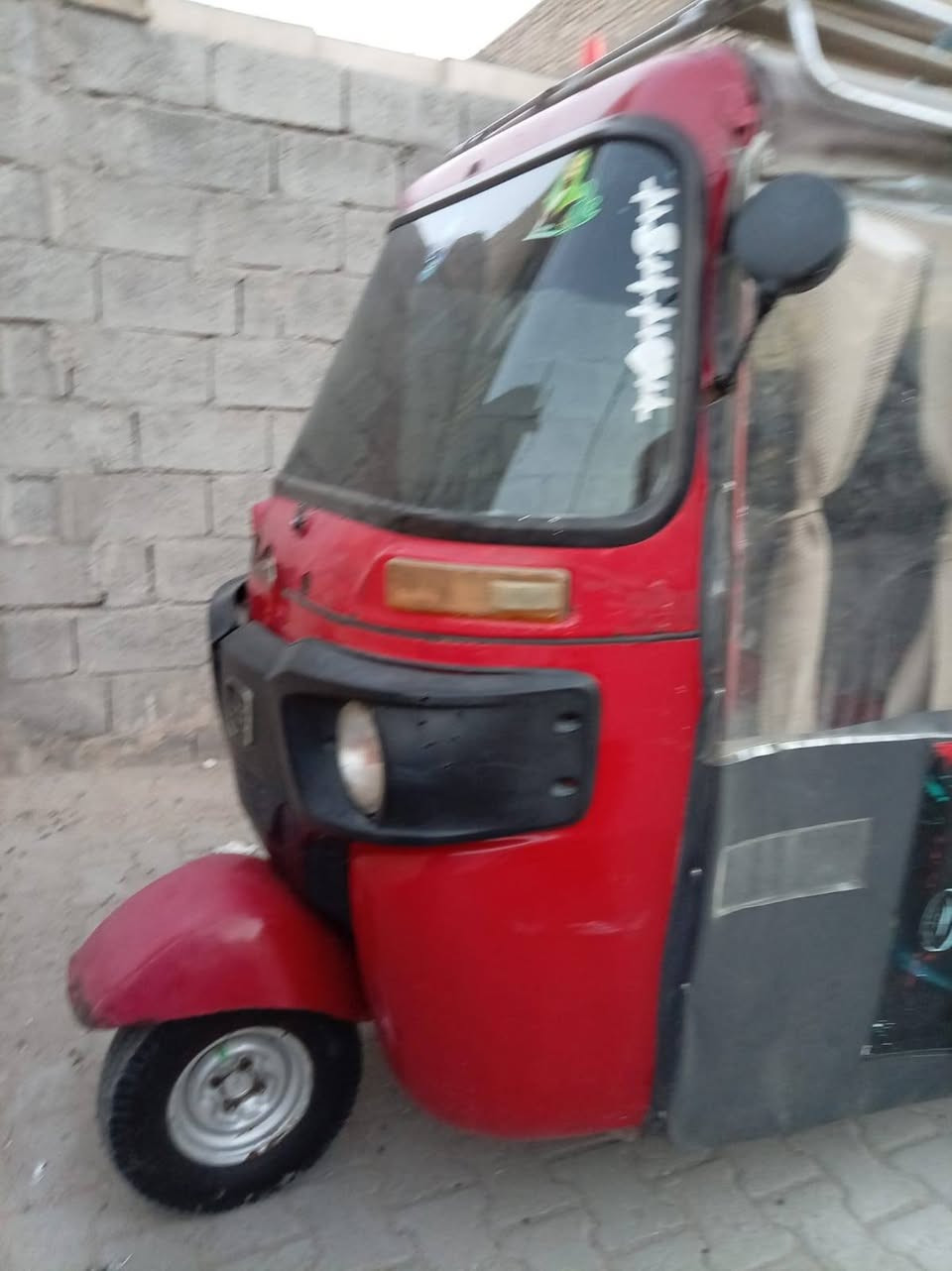 السلام عليكم متاح تكتك 18للبيع مثل ما واضحة بالصورة مكفولة من الضربات المحرك مجفت  المكان بغداد جسر ديالى أوراق مو رقم ***********
