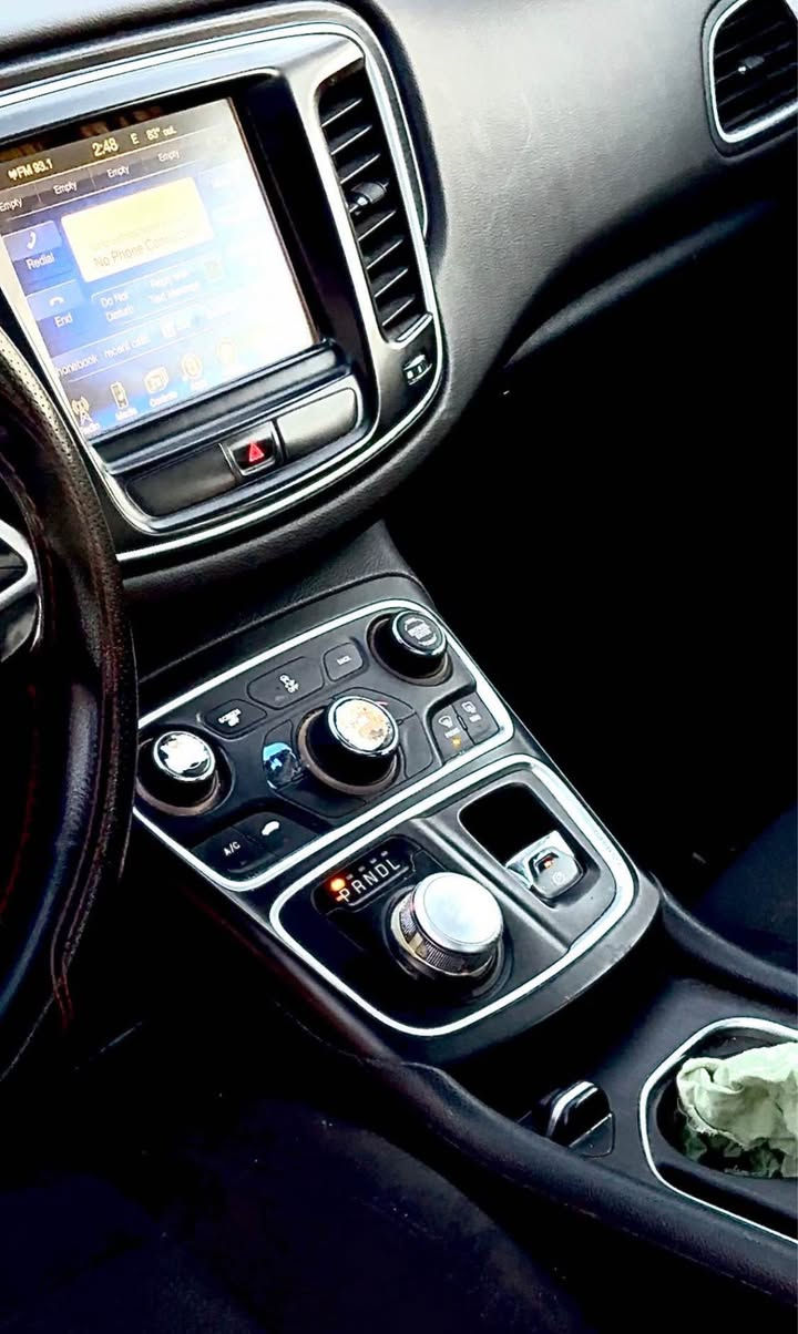 C 200 كرايسلر 
سياره نضيفه لوك فول فول  موصفات 
سياره بيها فقط جملغ امامي  بس رش بدون حادث
سياره عليها غرامه ٤ ورقات  ينزل من سعر 
تحويل و غرامات بشرط  كلشي بشرط 
سعر سياره (( ١٠٥ )) ورقه 
مكان سياره  قضاء برده رش
تلفون. *********** واتساب اكر, نينوى
