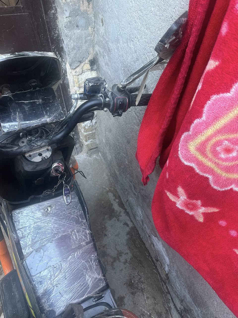 السلام عليكم دراجة شحن  X900 ماصارلي 5  اشهر من اخذته مابيه اي عطل باترياته قبل شهرين مبدلهن السعر 400 وبيه مجال


**إذا كنت صاحب هذا الإعلان وتريد حذفه لأي سبب، رجاءا أرسل رسالة إلى الدعم الفني**