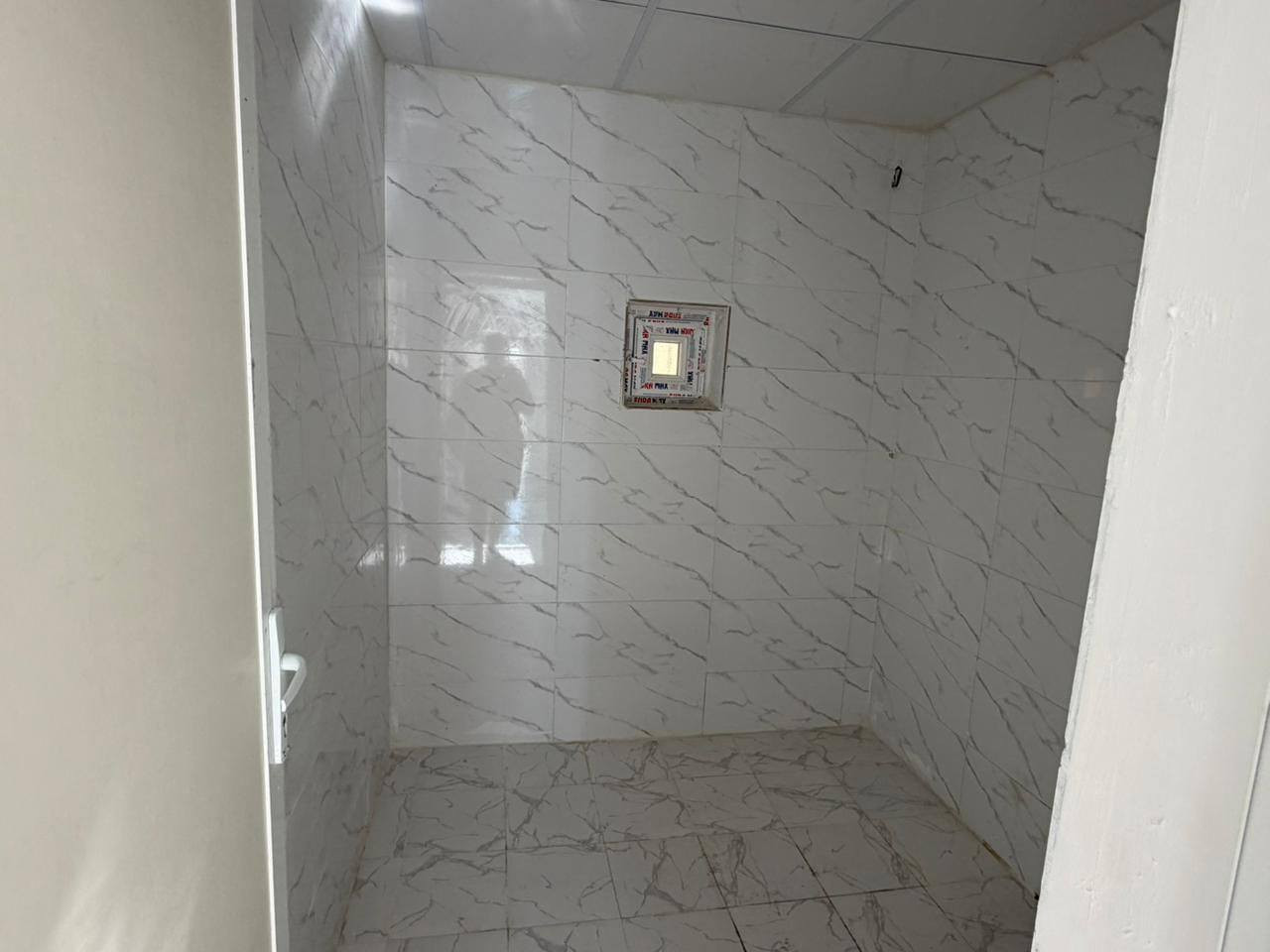 #اعلان مشتمل للبيع بحي رمضان 

المساحه ١٣٠متر

نوع العقار طابو صرف

الموقع قرب جامع كافيه

يحتوي ع غرفه وهول واستقبال ومطبخ وصحيات

ملاحظه المنطقه خدماته كامل من تبليط ومجاري والمي

للاستفسار خاص او اتصل ***********
