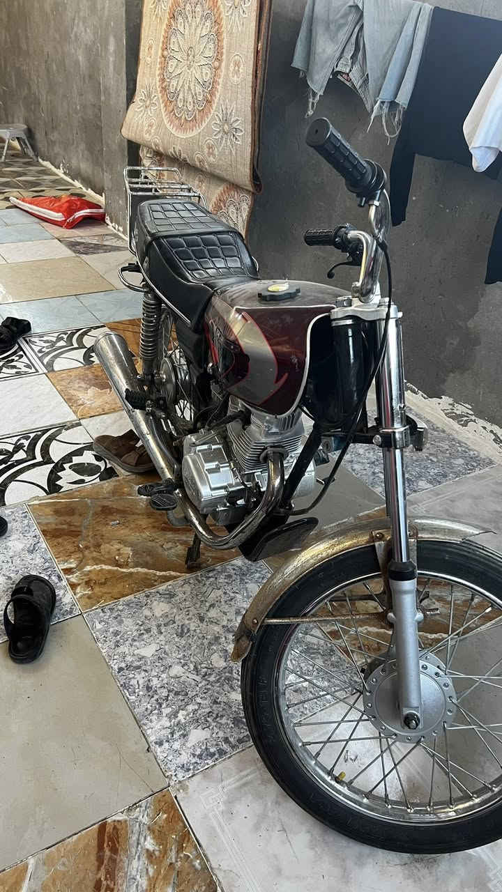 سلام عليكم دراجه للبيع نضيفه مثل ما موضح بصوره دراجه متروكه شهرين بدون اوراق مكينه سيجي قبق ابيض سعر 500وبيها مجال مكاني العماره حي الخضراء ***********

