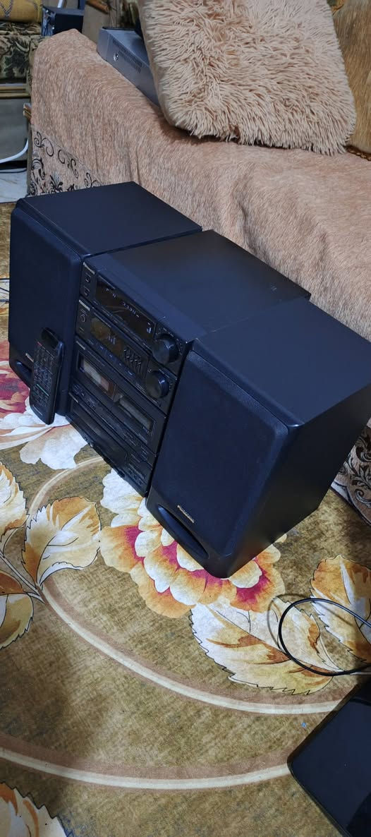 السلام عليكم .
اليكم تحفة السيستمات الميني الفاخرة  من شركة باناسونيك ..من النوع الثقيل .
سنغافوري ياباني مشترك ..كهرباء ٢٢٠ فولت .
الحهاز واطية عالية ٢٠٠ واط .سماعاته كل تك ٢٥٠ واط ..
الارتفاع  ٣٢ سم .الطول الكلي للجهاز ٥٨ سم . 
جهاز بلادي و مضمون ان شاء الله .
  شغال بالكامل  .. المواصفات :
مشغل اقراص  CD .
دبل كاسيت مسجل . اثنينهم  قلابات يشتغل وجهين .فقط واحد يشتغل الثاني يحتاج قوايش
 اواكس لربط النقال او الشاشة او اي جهاز اخر .ويدعم ربط بلوتوث خارجي عالاواكس . 
راديو باحث FM+ MW + SW1+SW2.مع خزن قنوات مفضلة .
 ادخال لربط لاقط مايكرفون مع التحكم بالصوت و الصدئ ايكو .
مع تحكم كامل بالصوت من ايكولايزر وخاصية التضخيم المضاعف XBass .
ونشرة ضوئية مع الصوت في واجهة الجهاز .
ملحقات الجهاز ريمونت تحكم مع واير كهرباء 
ما يحتاج اتكلم عن شغله وصوته المواصفات و قدرة الصوت تكفي .
السعر ١٠٠ الف نهائي اخوان وبلا احراج .
اي استفسار والمراسلة عالخاص رجاءا او الرقم
*********** البصرة .موجود توصيل شركة .
