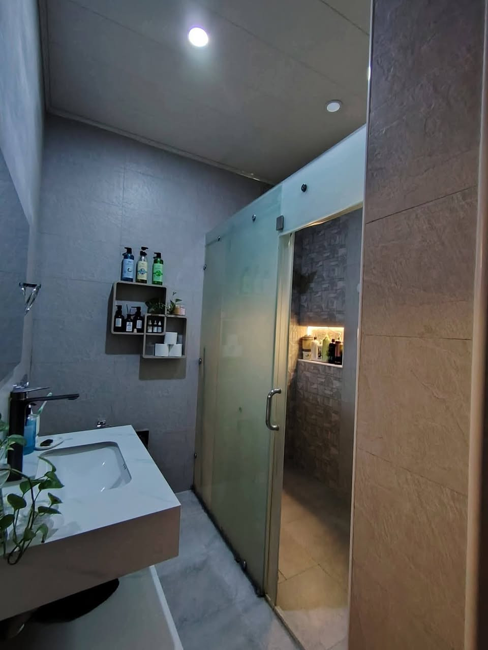 دار للبيع بناء حديث نادر الأولى قرب مجمع المدار س 
مساحته اة2 متر طابو زراعي سندة2 
الواجـهــــــة 0اامتر 
زال 25 متر 
الـ 
حنويات الـدار طابقين بناء حديث درجة أولئ 
ـق الأرضـ 
الطابـ 
غرفينـــــم وصاله وكليدور ومطبخ حار وبارد ومجمع صحيات 
داخلي وخارجي وكراج كببر وحديقة 
ـق الثانـ 
الطابــ 
غرفتين نــوـم وكليدور ومجمع صحيات 
ـلاســـــفـسـار***********
#موقع الكائن جمعية فرع صيدلية مرحبا 
#مكتب سولار لاند الهندسي ✅️
