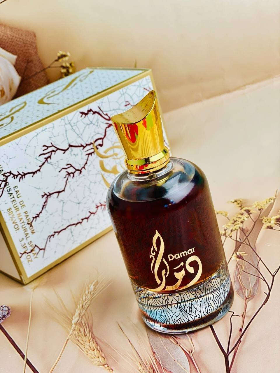✨ عطر الجسمي دمار (Damar) هو عطر شرقي-خشبي فاخر للجنسين بتركيبة مركزة من نوع أو دي بارفيوم  ، ويتميّز بطابع دافئ وحلو مع لمسات قهوة وفانيليا وخشب، ما يجعله مناسبًا للمساء والمناسبات والأجواء المعتدلة والباردة.

تجربة عطرية تأخذك إلى عالم من الفخامة والجاذبية منذ الرشة الأولى.افتتاحية ساحرة تمتزج فيها القهوة الغنية مع اللوز والبرغموت والليمون لتمنحك إحساساً بالحيوية والتميز، ثم يكشف قلب العطر عن تناغم راقٍ من الياسمين السامباك وزهر البرتقال والسوسن والورد البلغاري ليضيف لمسة أنيقة وناعمة تخطف الانتباه.

أما القاعدة العطرية فهي الحكاية الأجمل… مزيج دافئ وآسر من الفانيليا والكاكاو وخشب الصندل والتونكا والمسك والعنبر مع لمسات القرفة والباتشولي، ليمنحك ثباتاً يدوم وفوحاناً يترك أثراً لا يُنسى.

دمار ليس مجرد عطر… بل حضور فاخر، وشخصية تُحكى بالرائحة، وأناقة تسبق كلماتك أينما ذهبت. ✨🖤
#الاصلي المنشأ خليجي الامارات
السعر خاص
🚘 يوجد خدمة توصيل لجميع محافظات العراق ٤ الاف 🚘


**إذا كنت صاحب هذا الإعلان وتريد حذفه لأي سبب، رجاءا أرسل رسالة إلى الدعم الفني**