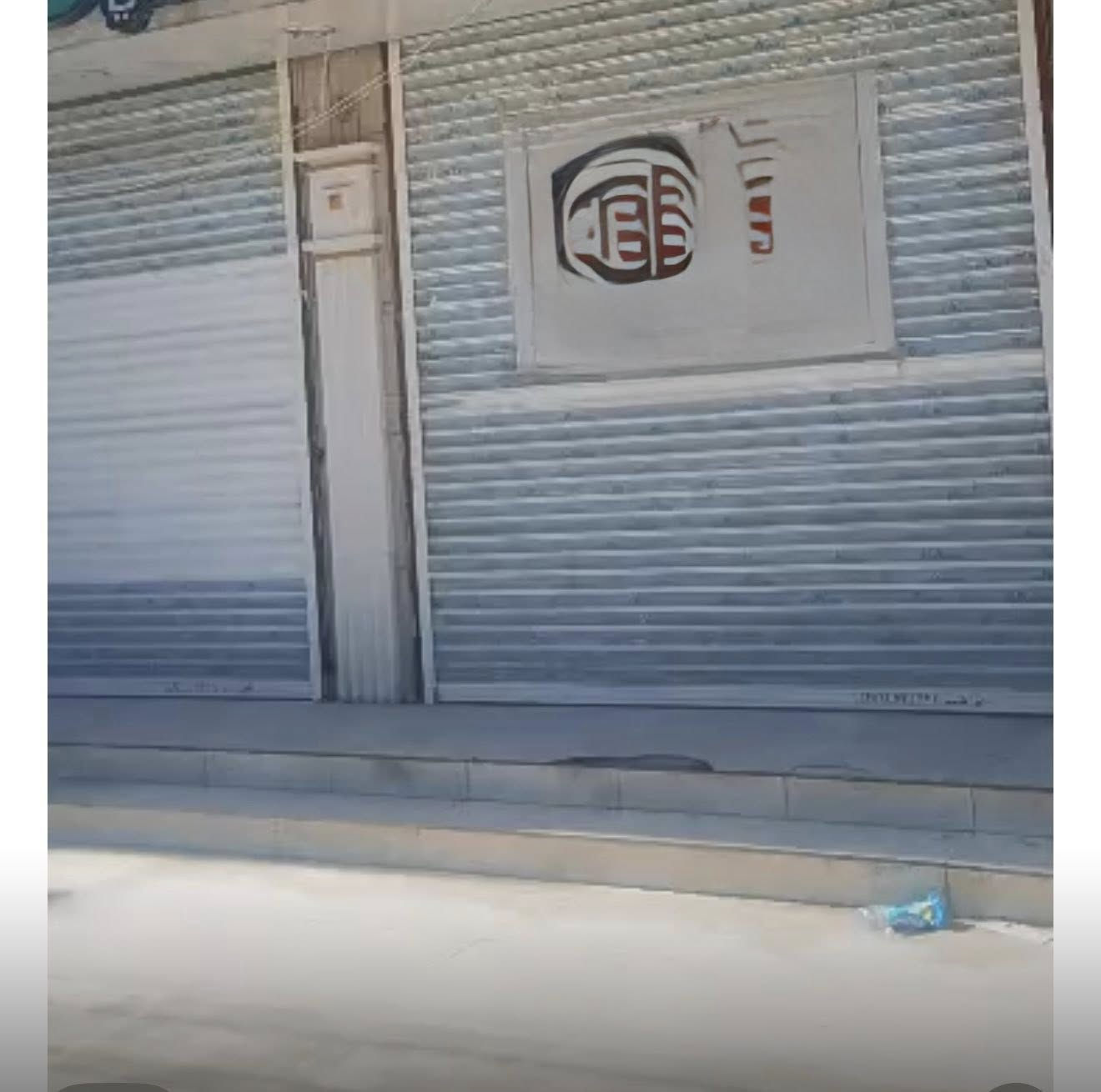 بيت للبيع طابقين مقسوم الى بيتان في 4شوارع(شارع جامع القاسم) مساحته 266متر يحتوي على محلات اثنين والوارد الشهري للبيت مليونين دينار
واتس ***********
