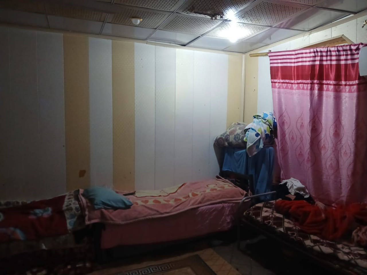 السلام عليكم  دار للبيع المساحه ١٨٦ متر طابو صرف مداور ثاني يوم وره الإطفاء القديمه علما البيت عكاده *********** .***********
السعر 90 وبي مجال الشراي فقط يتصل
