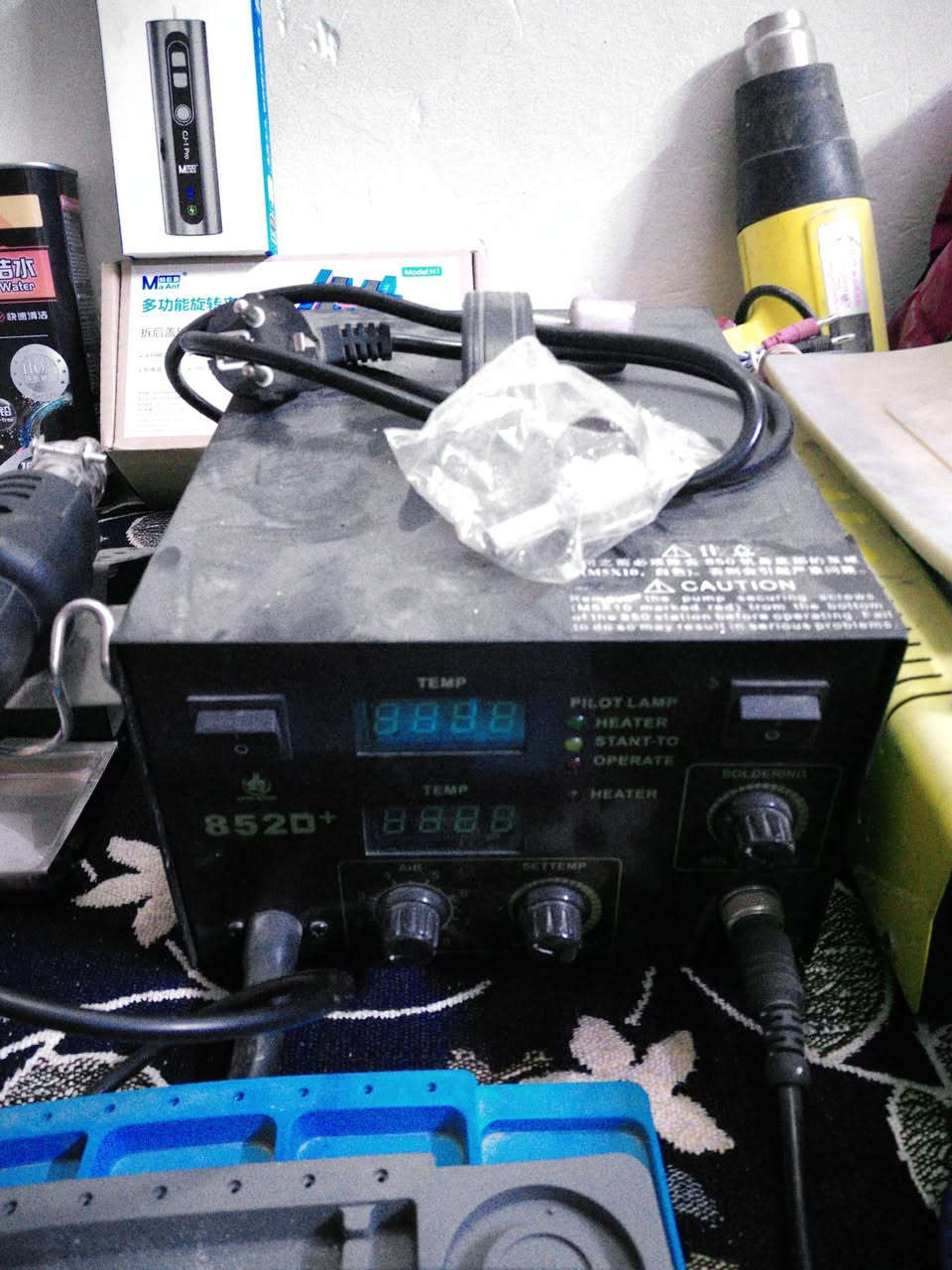 شفرات+قالعات +ادات فك شاشة عدد 20
قلم تكسير ظهر ايفون عدد 1
تيستر شحن عدد 2 اصلي
سيت شفرة اصلي عدد 8
حافظة درنفيس عدد 1
امونيا عدد 2 مامفتوحات دبتين 
منهضة بطاريات ايفون +كلكسي
دريل تنضيف عدد 1
ماسكة هاتف محمول عدد 1
منكنة عدد 1
صولدر سائل +سيم+فليكس علبتين
كفوف صيانة
كارت كشف ظهر الايفون المستبدل
شريط عازل حرارة عدد3
خانة موبايلات عدد 1
هيدكان +كاوية متصل عدد2
قالعة شاشات عدد 1
شسوار فتح حراري عدد1
بادة صيانة عدد 2

السعر 350 وبيهن مجال للاستفسار 
***********
