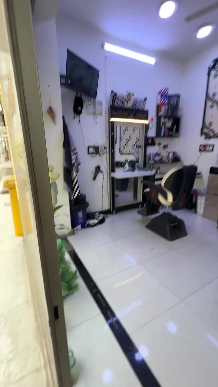 السلام عليكم محل حلاقه للبيع جاهز من كلشي فقط بيع الغراض عنوان المحل حي المهندسين للتواصل ***********
