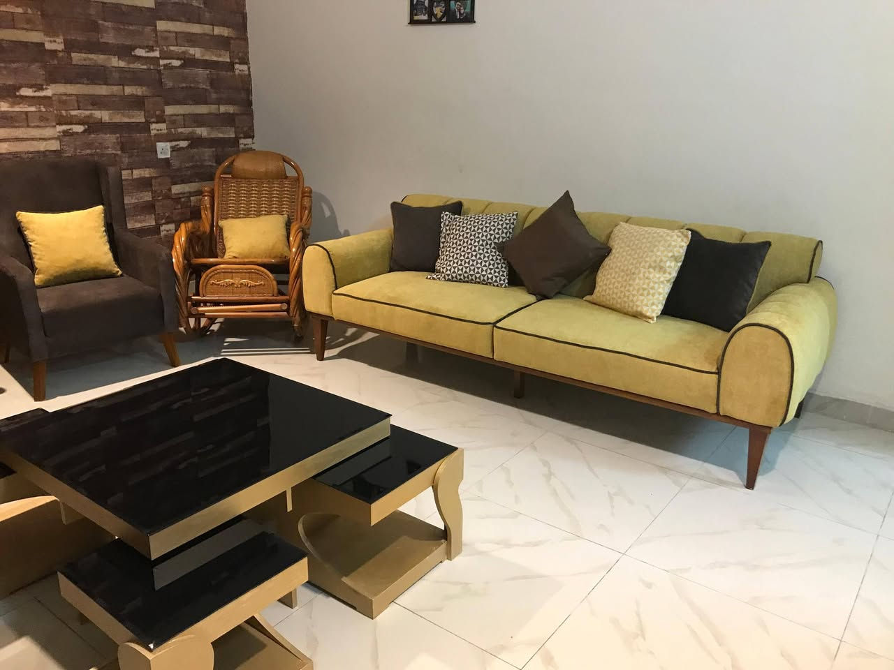 مجموعه غراض منزليه للبيع
تخم ٥٠٠الف 
مجمده الحافظ ١١قدم ب١٥٠الف
مكيف ميديا ٢ طن ١٥٠الف
براد ٥٠الف نوع نوال
كرسي هزاز ١٢٥الف
غرفه نوم ٥٠٠الف
تلفزيون ٤٢جنرال ٧٥الف
كاونتر خشب hdfمضغوط داخل وخارج مع سطح كوارتز 
الابعاد ٤متر قطع منفصله والسنك متر و٩٠
السعر مليون ٥٠٠مسويها ب٥مليون

للاتصال ***********
