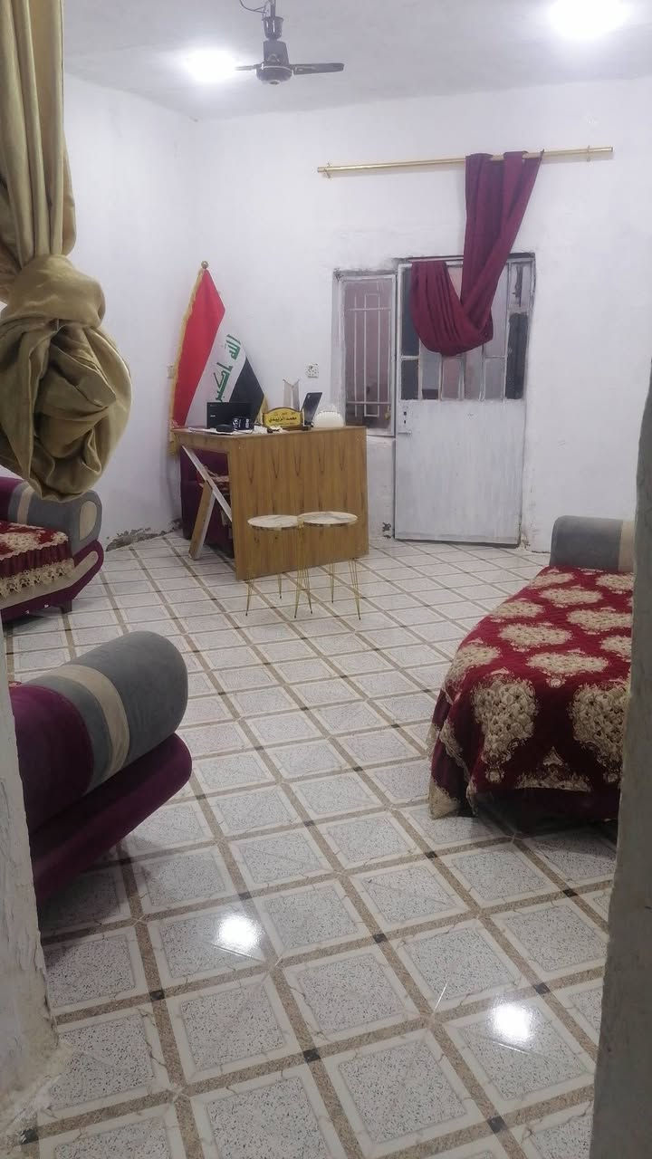 بيت تجاوز للبيع يحتوي عل غرفتين وهول وصالة ومطبخ وصحيات داخلية وصحيات خارجية ودرج وترك قرب المدرسة الأهلية للبنات مقابيل دور المعلمين البيت جاهر كلة كاشي ارتفاع عن الشارع متر السعر ٢٥ البيت جاهر كلة عكادة
***********

