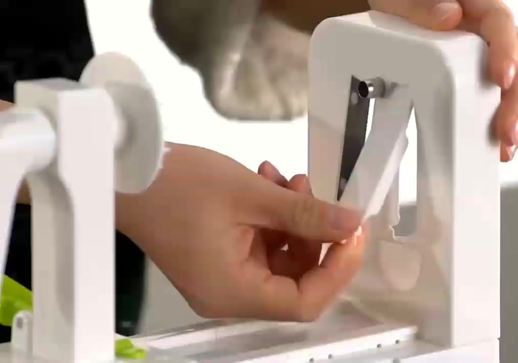 مزودة بثلاث شفرات
من الستانلس ستيل عالية الجودة، لتمنحك خيارات متعددة في التقطيع: شريحة رفيعة، شريحة سميكة، أو شريط عريض

قطّاعة Veggetti Pro
تتيح لك إعداد وجبات خفيفة، صحية، وخالية من الكربوهيدرات بطريقة سهلة وسريعة، ما يجعلها مثالية للحمية الغذائية والأنظمة الخالية من الجلوتين

مثالية لتحضير معكرونة الكوسا، شرائح البطاطا، شرائط الجزر، سلطة الملفوف، وحتى البطاطس المقلية الحلزونية

تصميم عملي بقاعدة شفط غير قابلة للانزلاق يضمن ثبات الجهاز أثناء الاستخدام، مع مقبض دوّار سهل لتقطيع سريع وآمن

جسم مصنوع من بلاستيك آمن للطعام وسهل التنظيف، كما يمكن تفكيكه بالكامل للتخزين المدمج

المميزات:
3 شفرات قابلة للتبديل لنتائج متنوعة
مقبض دوار سهل الاستخدام
هيكل بلاستيكي آمن للطعام
قاعدة شفط مانعة للانزلاق
تصميم سهل التفكيك والتخزين
مرفق دليل وصفات لذيذة

الابعاد : الطول 25cm ‘ العرض 11cm ‘ الارتفاع  17.5cm


**إذا كنت صاحب هذا الإعلان وتريد حذفه لأي سبب، رجاءا أرسل رسالة إلى الدعم الفني**