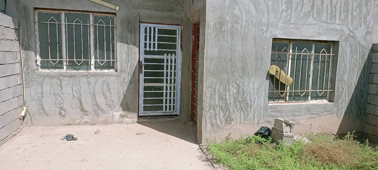 سلام عليكم بيت للبيع حي الحكيم نزله بيت زرزور مساحه 180 متر يحتوي على غرفتين كبار وصاله وحمام وستقبال ومطبخ سگف سندويج ارضيه صبه سعر 19 بي مجال بسيط رقم ***********
