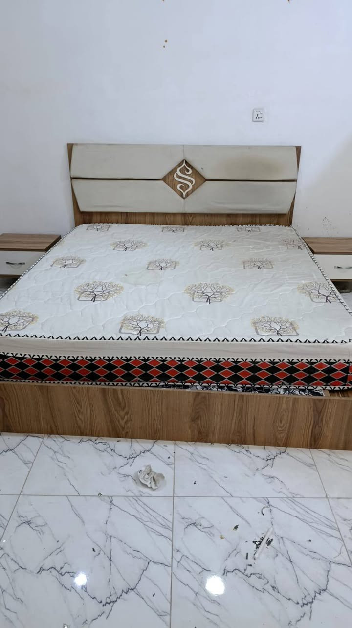 غرفة نوم شبابية استعمال قليل جدا شخط مابيها السعر ٤٠٠ بيها مجال العنوان بغداد الشعب الاتصال ***********
