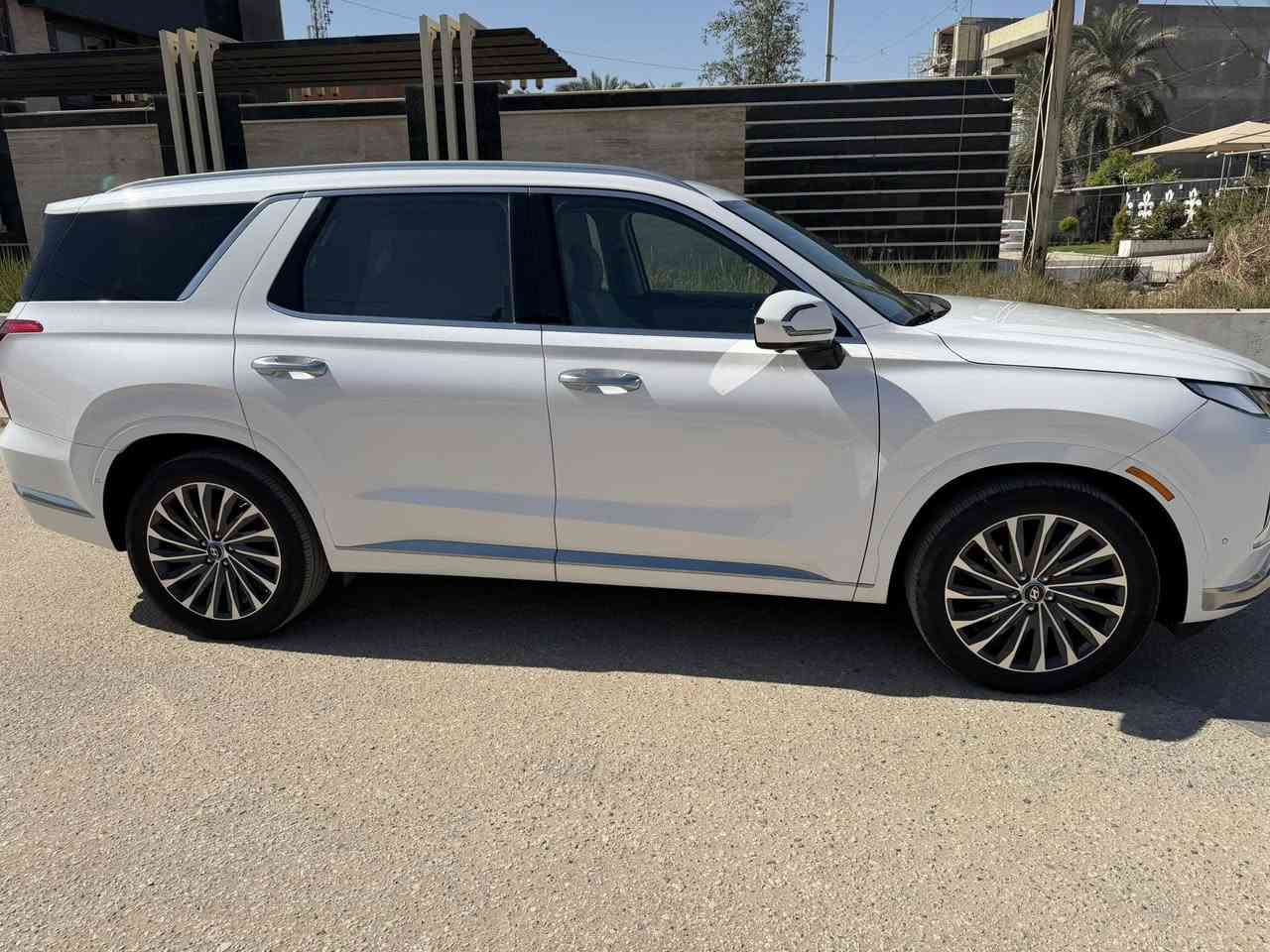 السلام عليكم
(بالسايد2024 امريكي)

فول مواصفات اعلى فئه بيهن كالكرافي

- رقم بابل شهداء

- شاشة عرض(داتا شو)

- المحرك3/800     <كير ومحرك مكفول

- بصمة تشغيل  +تشغيل عن بعد+تحريك ذاتي 

- بانوراما سقف ابيض كنتاره

-فتحة سقف عدد ٢

-سماعات من شركة هارمن كاردن  

-رادار امامي  + خلفي+رادار جانبي  

-حساسات امامي + خلفي 

-  كامرات عدد5  360 درجة  

-  كشنات كهربائي تدفئة وتبريد خزن ميموري 

- كشنات جلد اابيض ملكي+٧ راكب قلاب كهرابائي 

- انارة داخليه (محيطيه) + انارة دشبول لد 

- بردات جانبية

- تبريد مركزي امامي + خلفي منفصل التحكم

-تحكم ستيرن + شفتات

- تدفئة ستيرن 

- مرايا هيتر + تعتيم 

- صندوق كهربائي شفط

- وضعيات قيادة  ) فورويل 4X4

- ويل كب حجم  ٢٠ 

- اوتو هولد + نقطة عمياء 

- سايد بريك بصمة + مثبت سرعة

- شحن لاسلكي 

- إشارات بالمرايا  + إشارات جانبيه

- اوتو بريك 

- تحديد مسار

-شاشة ديجتال كبيرة

-تشغيل عن بعد .
داخل
 ابيض ملكي  
-  دفع رباعي

- نظام مانع انزلاق 

- نظام نزول منحدرات 

كشنات Vip منفصل 

والكثير من المواصفات لم تذكر بعد .

   ( حادث بنيد وربع جاملغ بدون دواخل)  **

مكاني بابل 

الاستفسار ***********
