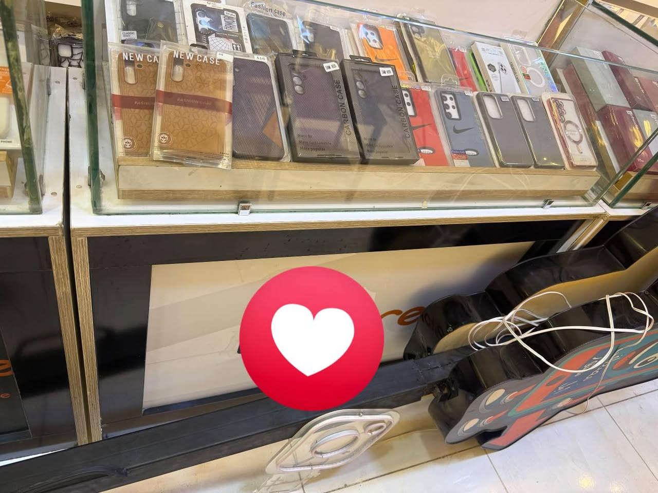 السلام عليكم فاترينه طوله متر وعرضه 60عدي 4 فاترينات جام ومجرات وبيه خزن من وره وبيه ضوه اناره مكاني البنوك *********** سعر الوحده 100
