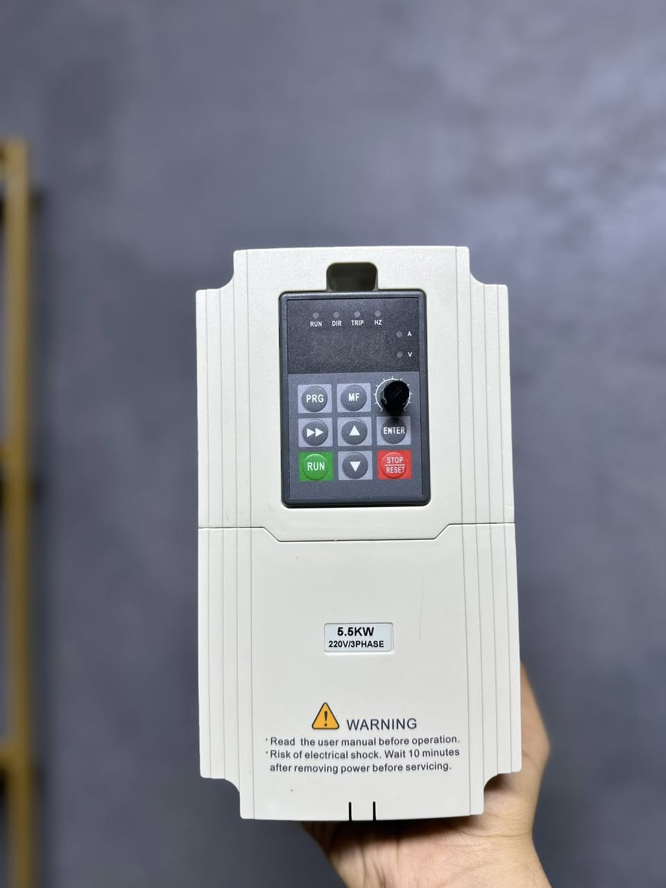 🔥نطوني بي سعر 🔥
هذا جهاز Inverter / VFD (Variable Frequency Drive)
قدرة 5.5 كيلوواط
يشتغل على 220 فولت ثلاثي الطور (3 Phase).

شنو وظيفته؟

يستخدم للتحكم بسرعة المحركات الكهربائية، مثل:
 • مضخات مي
 • مكائن صناعية
 • مخرطة
 • مراوح كبيرة
 • سيور نقل

تگدر تتحكم بالسرعة (Hz) من خلال الأزرار أو المقبض الأمامي.


**إذا كنت صاحب هذا الإعلان وتريد حذفه لأي سبب، رجاءا أرسل رسالة إلى الدعم الفني**