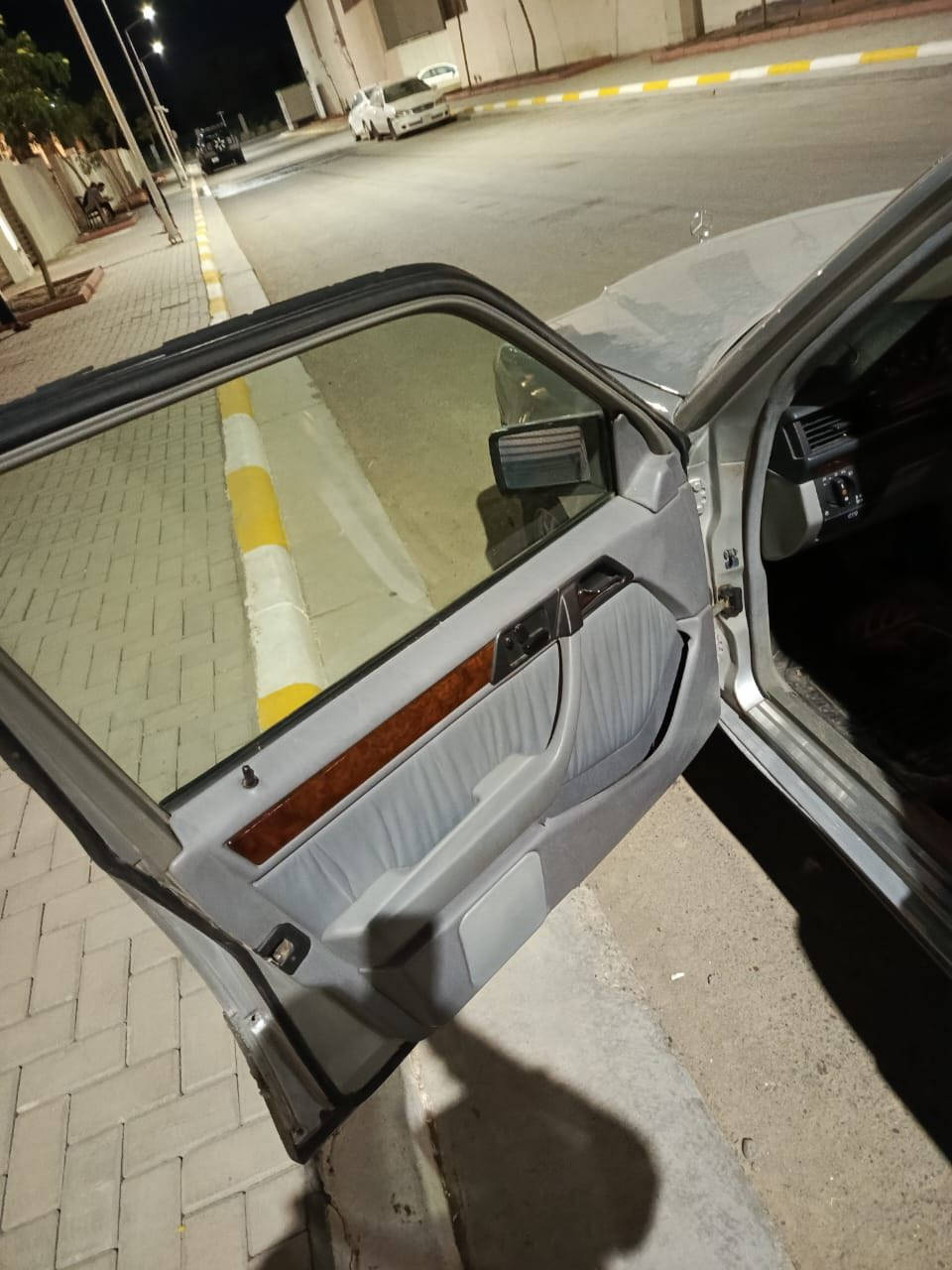 السلام عليكم للبيع مارسيدس دب 300E وارد يابان محرك كير 300 موديل 1990 تبريد ثلج
غرفه جلد كهرباء تحكم دبل مروحه 
سلايد روف طكتين 
مري كهرباء
مصبوغه حزام جماليه 
اريل كهرباء 
سنتر لوك 
تجاوي قلاب
تخم تاير 
كير قفل 4 جام كهرباء صاج مشطب 
رقم بغداد11 جديد هزه جديده سنويه بأسمي تحويل ثاني يوم مكاني بغداد 
للأستفسار ***********

