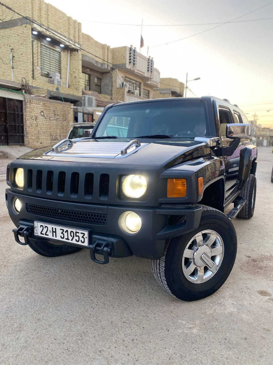 السلام عليكم للبيع 
همر H3 2006 فول مواصفات السياره كفاله عامه من الضربه والصبغ كد اربع اصابع صبغ بل بنيد والباقي مكفول حته الكفرات كفاله مكينه بلاديه مكينه وكير جدد حداديتهه جديده السياره فول مواصفات فتحه كشنات جلد وكهرباء تتفئه وتبريد بل كشنات شاشه جبيره كامره خلفيه حساسات خلفي رقم اربيل الدولي تحويل مباشر السياره بيهه كتاب تضليل تخم ويل وكبات شركه السياره جديده بمعنى الكلمه وفول مواصفات واحله من الصور عنوان السياره بغداد قرب حي اور 
السعر خاص او واتساب 
الاستفسار ***********سجاد
