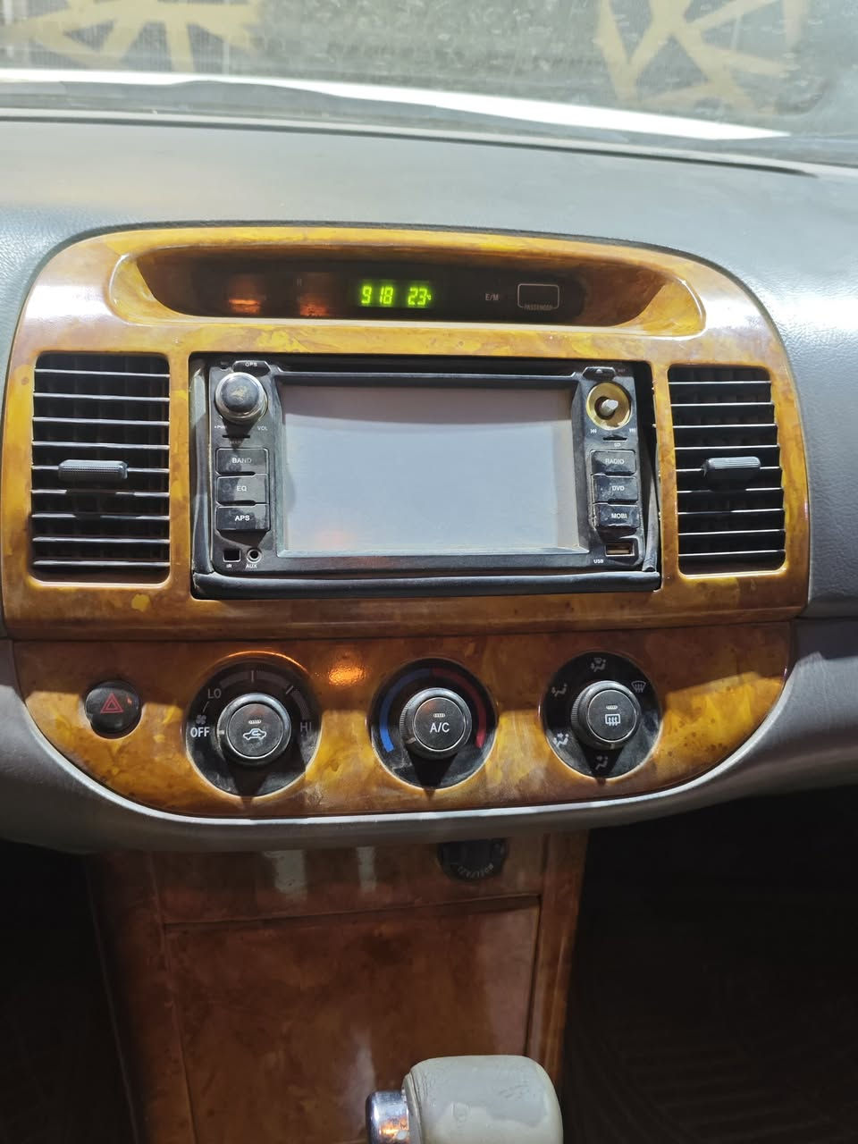 سلام عليكم كامري للبيع موديل 2005 محرك 2400. 4 اسلندل السيارة كير و مكينه انضاف. والكشر شوفت عينك ،تبريد شغال كهربائيات كله شغاله  السياره  نضيفه للأستفسار الاتصال على الرقم ،***********.    السعر ،55 أو بيه مجال قليل للطيبين
