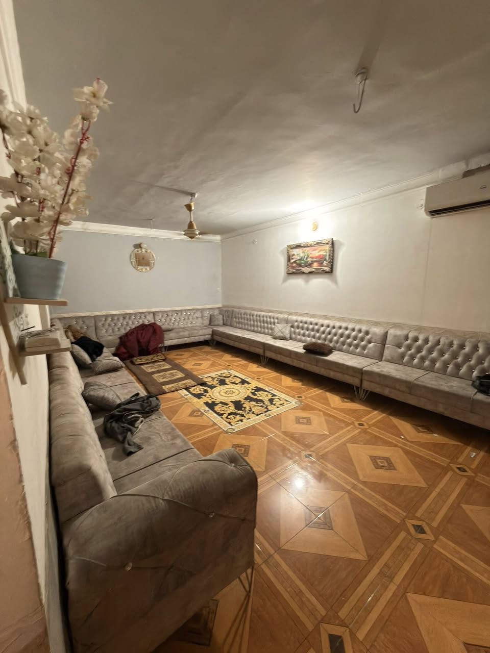 السلام عليكم عقار لبيع طابو صرف مساحة ٢٧٠ متر واقع حال ٣٠٠ يحتوي على ٤ غرف نوم وصالة وهول واستقبال كبير وصحيات داخليه وخارجية اضافة لحديقة موقع مميز حي الضباط مقابيل المتنزة لاستفسار الاتصال على الرقم 
***********
