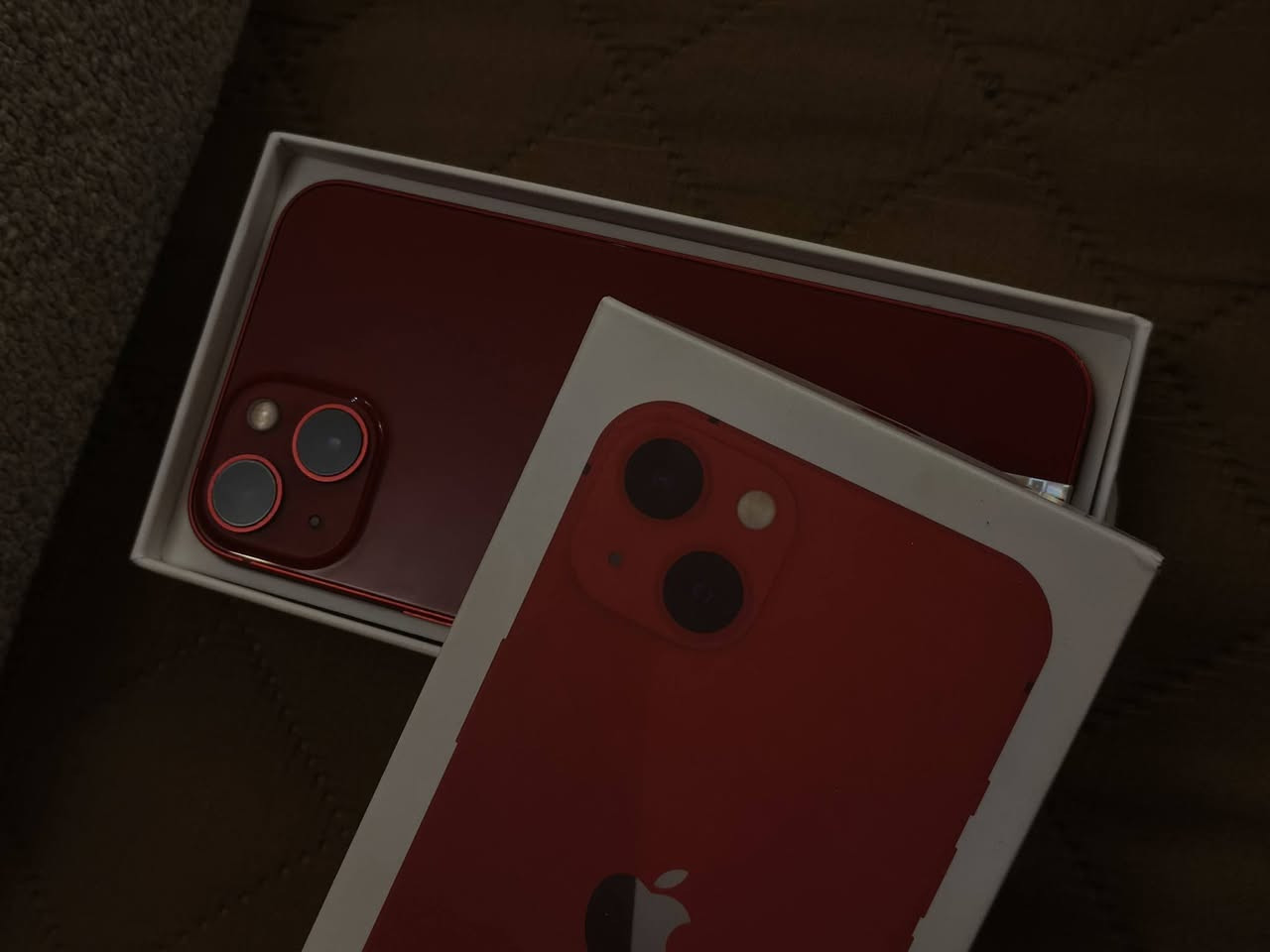 للبيع آيفون 13 أحمر (PRODUCT) RED - نظافة وكالة - بطارية 92%
تفاصيل الجهاز (للنشر):  
​الموديل: iPhone 13 (نسخة أمريكية LL الأصلية).
​اللون: أحمر ملكي (Product RED) نظيف جداً.
​الذاكرة: 128 جيجابايت.
​صحة البطارية: 92% (شحن يطول يوم كامل).
​الحالة الفنية: الجهاز "شد بلاد" وغير مفتوح نهائياً، والـ Face ID والـ True Tone شغالين 100%.
​الملحقات: كرتونة الجهاز (نفس اللون).
​النظام: محدث لآخر إصدار iOS 26.1. 
سعر 450 قفل 
بغداد الدورة الجمعية 
*********** راسلني او علق
