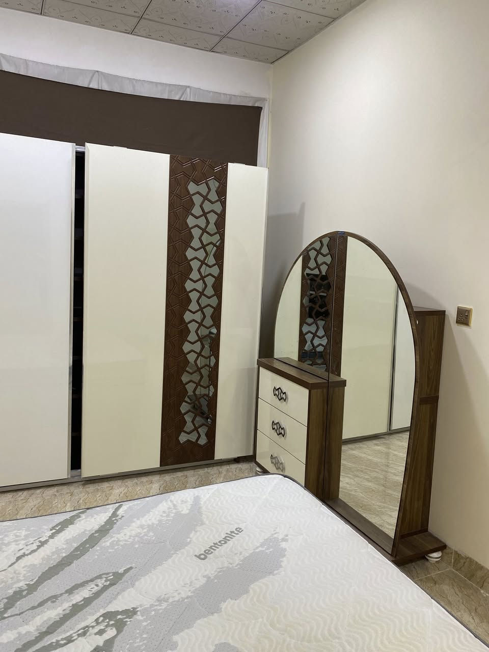 غرفه نوم تركي خمس قطع  نضافه   فول مع الدوشك ماركه استقبال
للاستفسار ***********
