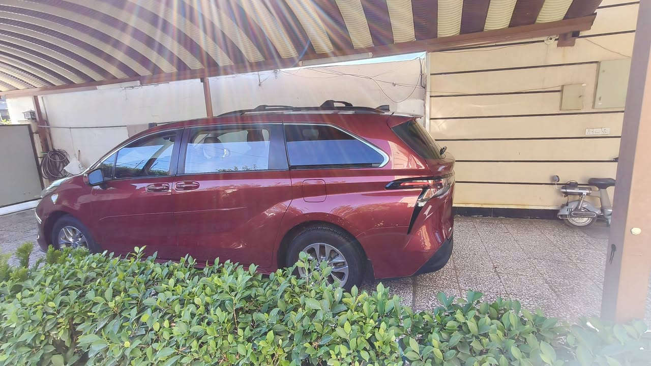 السلام عليكم تويوتا سينا هايبرد ماشيه 9 آلاف حادث جاملغ وبند رقم بغداد موديل 2024 السعر 2700$ هاتف *********** ..بغداد الراشديه
