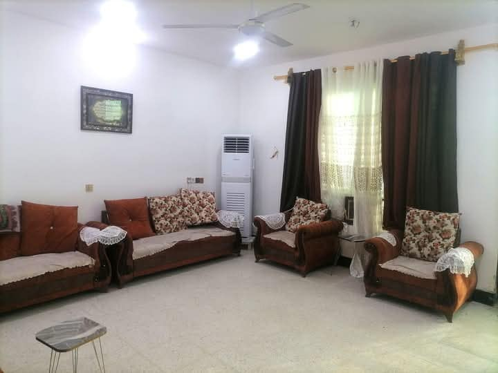 بيت للبيع في منطقة حي الصفا  قبل حولي المحمودية خلف محطة وقود الصفا المساحة ٣٠٠ م بناء حديث ٢٠٢٤ واجهة ١٥ م ونزال ٢٠ م زراعي سند ٢٥ طابق واحد يحتوي على استقبال + غرفتين نوم +صالة +مطبخ وحمام داخلي وصحيات خارجية + مساحة جانبية ٥٥ م ترهم حديقه او مشتمل بالإضافة إلى كراج السعر ١١٠ مليون وبيه مجال  رقم التلفون ***********
