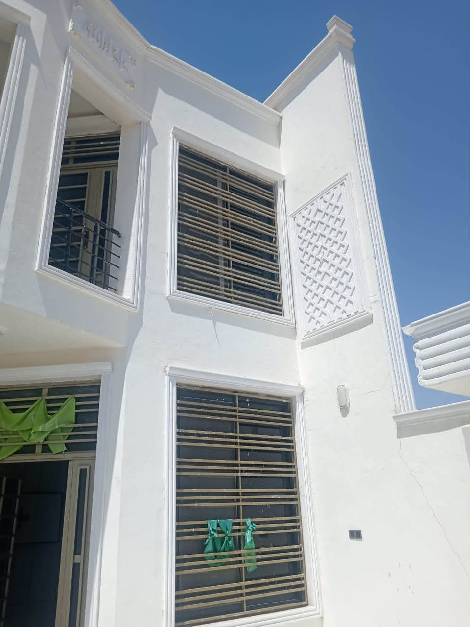✨ عقارات الأسد ✨

🏡 للبيع – دار سكنية بناء درجة أولى

📍 الموقع: بابل – قضاء المحاويل – حي الضباط

📐 المساحة: 150 م²
📄 السند: طابو ملك صرف

🏠 المواصفات:
 • بناء حديث طابقين بتشطيب درجة أولى.
 • واجهة 6 م × عمق 25 م.
 • 🌳 تقع أمام حديقة خضراء تمنح إطلالة جميلة وأجواء هادئة.

🔹 الطابق الأرضي:
 •  استقبال.
 • غرفة نوم 
 • صالة 
 • مطبخ.
 • مجمع صحيات داخلي.
 • صحيات خارجي.
 • كراج كبير.

🔹 الطابق الأول:
 • غرفتا نوم.
 • صالة.
 • مجمع صحيات.

✅ منطقة سكنية هادئة ومخدومة، وتتوفر فيها جميع الخدمات، وموقع مميز مناسب للسكن العائلي.

📞 للاستفسار والتواصل عبر صفحة عقارات الأسد او الاتصال على الارقام التالية:.

***********/ ***********
