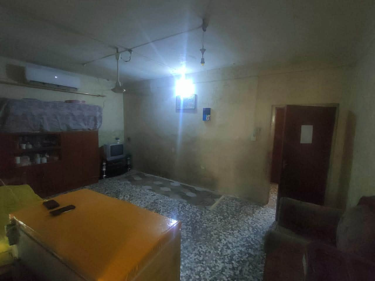 بيت للبيع في بابل الحله نادر/3 مساحته 170
طابو صرف 

 دار تحتوي على غرفتين نوم واستقبال وهول وتقاطع مدخل للابواب طابق واحد شيلمان 
بناء 1991وترميم2022
 الدار فيها بابين على شارعين ثاني بيت في الشارع ويحتوي على ممر داير مدار البيت 
وفيه حمام داخلي وحمام وتواليت خارجي بناء حديث سيراميك والدار كلها مع الممرات كاشي ويوجد مجاري رئيسيه وسبتتنك 

 كله طابوق واعلى من الشارع وشارعه تبليط 10متر
للتفاصيل واتساب او اتصال 
☎️***********
